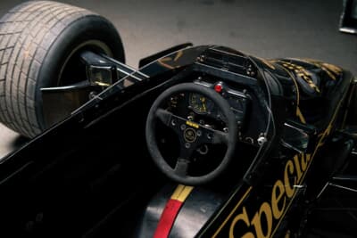 ロータス 97T:ステアリングはモモを装着する