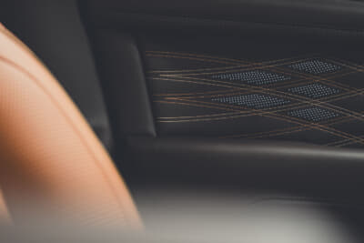 ハイド・インスペクション・システム導入により、職人は複雑な手縫いのディテールに注力することができる