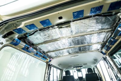 ルーフライナーを外すと制振材（AT-AQ450）の上からは遮熱＆防音に効果のあるAT-AQ490が全面に貼られているのがわかる。車中泊で気になる雨音が緩和される