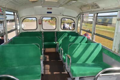 いすゞ BDX30：シートはグリーンでオシャレだ