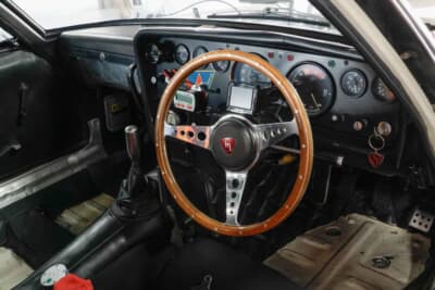 マツダ コスモスポーツ：ウッドのステアリングを装備。インテリアは純正形状を残している