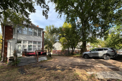 家の裏庭に“キムさん”ことキア スポーテージを駐車