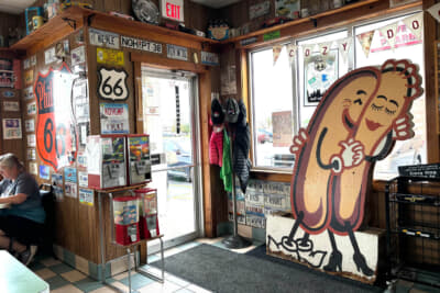 店内は賑やかにデコレーションされている