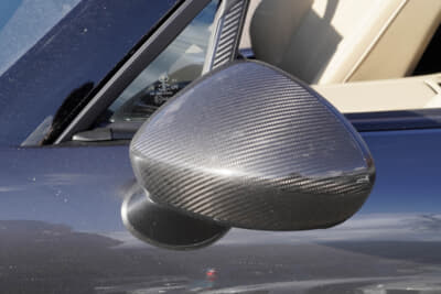 マツダ ND型 ロードスター:かつての愛車たちではチューニングもクルマ趣味のなかで大きな割合を占めていたという志儀さんであるが、最近のクルマはあまりいじれないので、カーボンパーツなどでのドレスアップを楽しんでいる