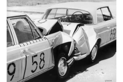 筆者が見た1959年のフィルムから、メルセデス・ベンツW111シリーズの2台による正面衝突テスト（ジンデルフィンゲン工場）。世界初のセーフティボディを採用し、前後は衝撃吸収式構造で客室は頑丈な構造