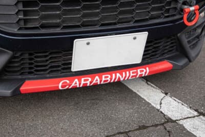 アバルト 124 スパイダー：フロントリップスポイラーにも「CARABINIERI（カラビニエリ）」の文字が入る