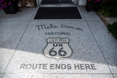 メルズ・ドライブインの入り口にもルート66終着点のアピール