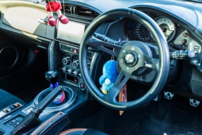 トヨタ86：MOMOのディープコーンステアリングを採用。操作性アップはもちろん、スパルタンな見た目でカッコイイ
