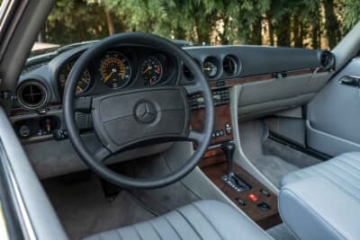 7万8400ドル（邦貨換算約1170万円）で落札されたメルセデス・ベンツ「560SL」（C）Courtesy of RM Sotheby's