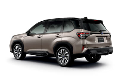 スバル フォレスター:左右のコンビネーションランプをつなぐように高い位置に軸を配し、ボディ下部の厚みとワイド感を強調しいている