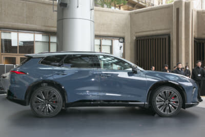 トヨタ クラウンエステート：サイドビュー