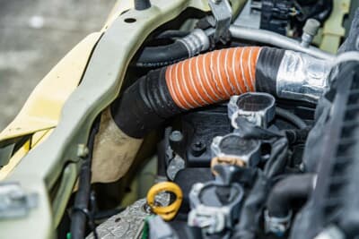 ダイハツ エッセ：エアクリーナーは遮熱などを考えて純正を使用し、ダクトでフレッシュな空気を送り込む