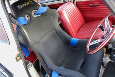 ウーズレー ホーネット Mk3：現在のシートはレーステックで、2回ぐらい交換してここに辿り着いたという。エアコンは取り外している