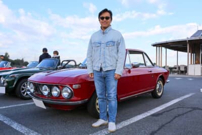 ランチア フルビア クーペとオーナーの佐竹永太郎さん。「クルマは美しい機能を持ったプロダクト」だと話してくれた。前オーナーからASI認定プレートと往時に使われていた車検証も引き継いでいる