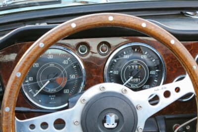 トライアンフ TR4A IRS：ステアリングはモトリタ。購入時の総走行距離は4万1000kmで、取材時は10万5000kmだった