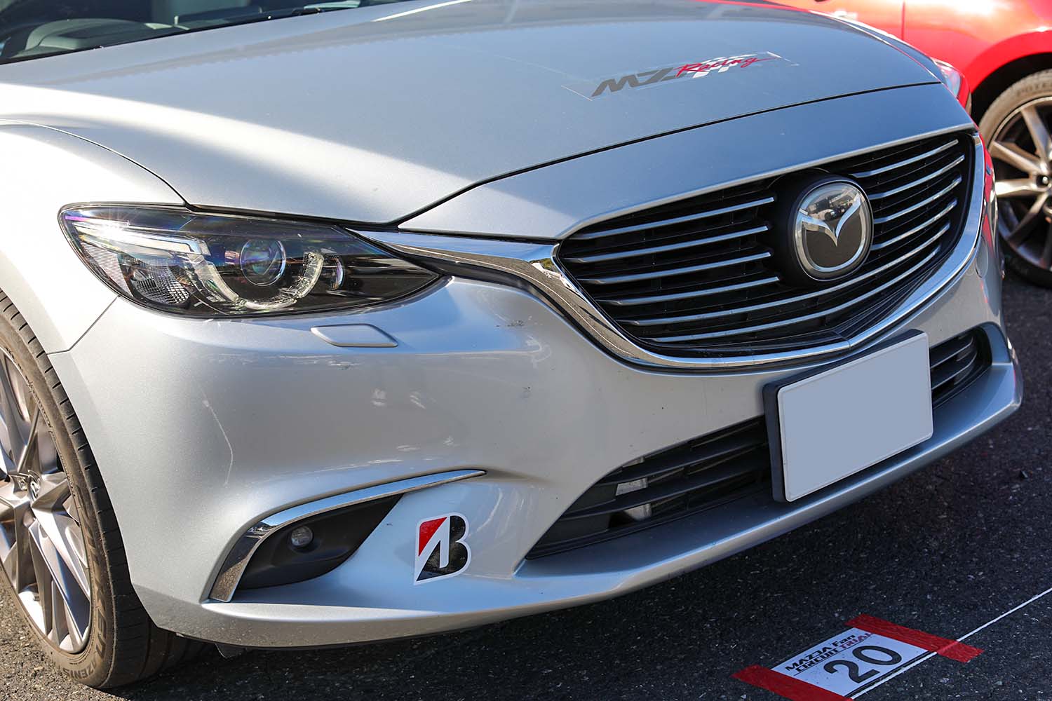 外観はマツダ「アテンザワゴン」の中期型なのに電装系含め中身はすべて