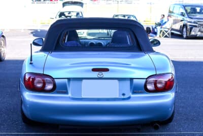 マツダ 2代目 ロードスターRS：テールランプにも初代の血脈が受け継がれている。幌のリアスクリーンは、初代のビニールからガラスへと変更された