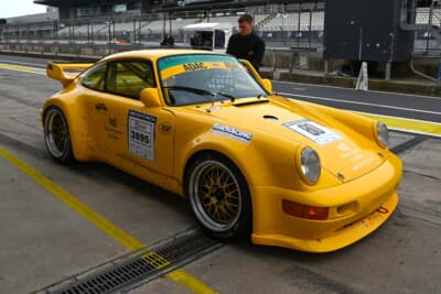 NLS（ニュルブルクリンク耐久シリーズ）前日のフリー走行枠では、こんなステキなポルシェも走行していました