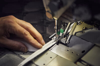 レザーは熟練職人の手により高精度のミシンを用いて縫製され、顧客の要望に応じてコントラストステッチやパイピングで仕上げられる