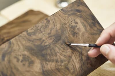 加工済みのパネル部品に0.3mmのラッカーを複数層にわたり塗布する