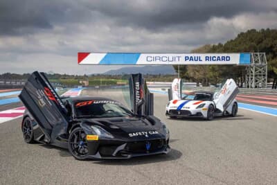 2025年のGT世界選手権ヨーロッパで、マセラティ GT2ストラダーレ（左）がセーフティカーに、MC20（右）がリーディングカーとして起用された