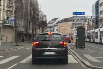 フランス・ストラスブール市内。交通量が多い道路でEVチャージャーが歩道のようなところにあります。ピタっと一発で停めないとダメですね。旅行者にはハードル高めです