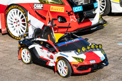 お子さんが乗る用のキッズカーはランボルギーニ「アヴェンタドール」だが、こちらもラリーカーイメージにラッピング