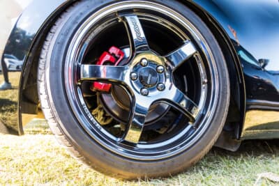 TOYOTA 86：ブラックのボディにガンメタリックのグラムライツ57CRを装着。クルマの雰囲気に合っている