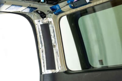 フロアからサイドウォール、さらにはピラ ーにはくまなくAT-AQ430（ノイズレスラ グ）を施工し車外からノイズをカットする