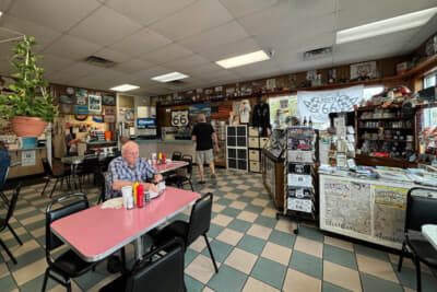 ピンクのテーブルと床のタイルが雰囲気満点