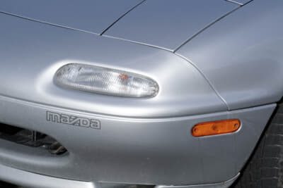 ユーノス ロードスター：日本に先行して北米でデビューしたミアータの紹介ビデオを観て購入を決意したことから、北米仕様のマーカーを装着したモディファイを施している