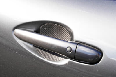 マツダ ND型 ロードスター:かつての愛車たちではチューニングもクルマ趣味のなかで大きな割合を占めていたという志儀さんであるが、最近のクルマはあまりいじれないので、カーボンパーツなどでのドレスアップを楽しんでいる