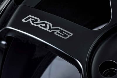  TE37SAGA S-plus BLACK SHADOW LTD：スポークの天面には特許技術のA.M.T.で刻まれたマシニング文字。あえてトーンを落とし渋さを演出。リムフランジの刻印も含め、高品位な煌めきで激映え