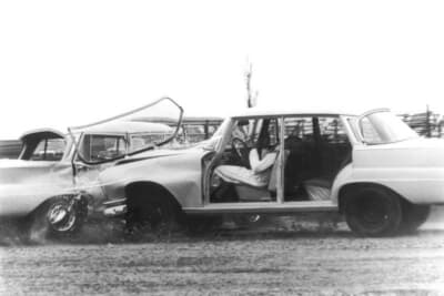 筆者が見た1959年のフィルムから、メルセデス・ベンツW111シリーズ2台による横衝突テスト（ジンデルフィンゲン工場）。世界初のセーフティボディを採用し、前後は衝撃吸収式構造で客室は頑丈な構造