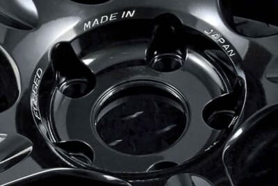 RAYS VOLK RACING 21C：スポーク部に採用されたピーナツ型のディンプルが往年の名ホイール「Gr.C」からの継承。スポークの縦断面も十分な厚みがある