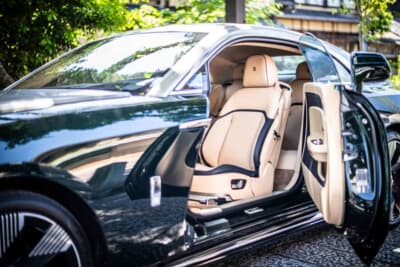 ロールス・ロイス スペクター：ラグジュアリーを極めたインテリアはシートなどの素材やカラーをはじめ、細部の仕立てまでオーダーメイドが可能