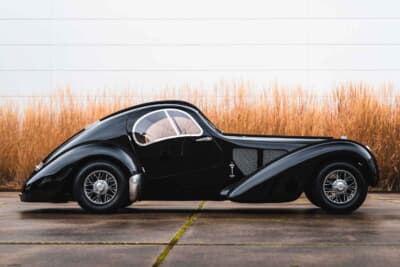 9万ユーロ（邦貨換算約1450万）で落札されたブガッティ「T57SCクーペ・アトランティーク ジュニアカー」（C）Courtesy of RM Sotheby's