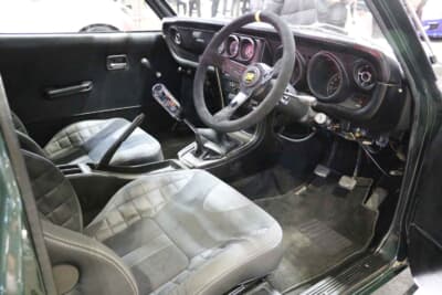 マツダ サバンナRX-3：インテリアもカスタムされ、BRIDE edirb054シートとGReddy 水中花シフトノブを装備