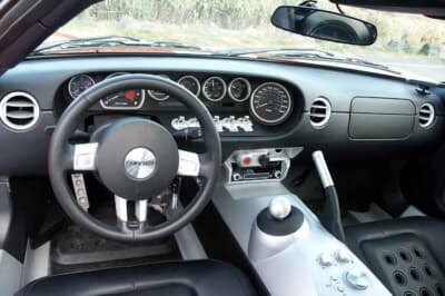 フォード GT：インパネは現代版にリメイクされている