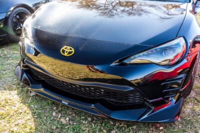 TOYOTA 86：C-WESTのフロントスポイラーを装着。エンブレムは、グラージオのゴールドをチョイスしている