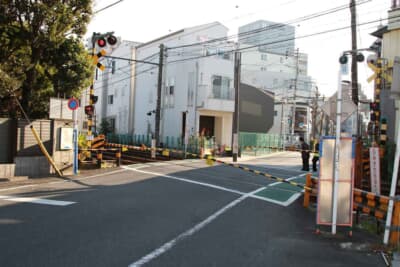 当然ながら電車が通過する際には、踏切の遮断機が降りる