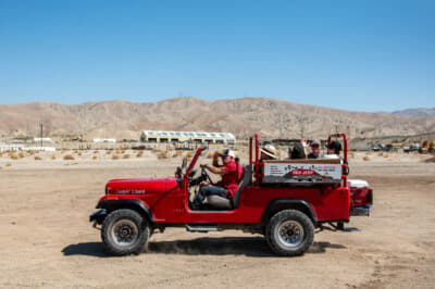 クルマは1980年代のジープ CJ-8 スクランブラーだ