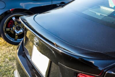 トヨタ86：ノーマルボディにマッチするTRDのリアトランクスポイラーを装着する