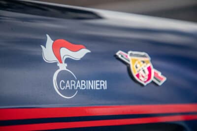 アバルト 124 スパイダー：濃紺のボディに「CARABINIERI（カラビニエリ）」の文字が入る