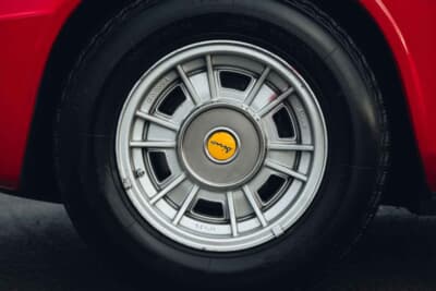 5万6350ユーロ（邦貨換算約900万円で落札されたフェラーリ「ディノ308GT4」（C）Bonhams