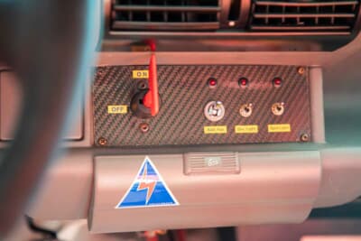 フィアット チンクエチェント トロフェオ：エアコンの吹き出し口の下にはキルスイッチなどが備わる