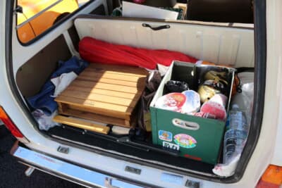 三菱 ミニカ55バン:リアゲートを開けてもらったらキャンプに持って行くカップ麺が登場