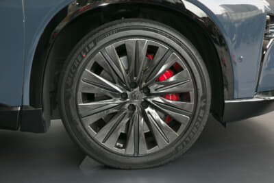 トヨタ クラウンエステート：21インチの大径アルミホイールを標準装備