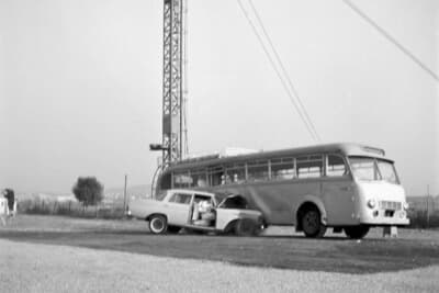 メルセデス・ベンツW111シリーズが86km/hでバスに衝突するテスト。世界初のセーフティボディを採用し、前後は衝撃吸収式構造で客室は頑丈な構造。写真は1962年にジンデルフィンゲン工場で行われたテスト