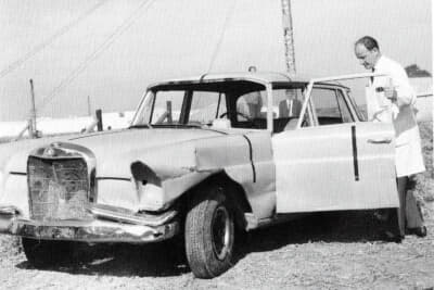 W111／220Sbは前部衝撃テスト後でもドアが開き、乗員の救出ができる事を証明。世界初のセーフティボディを採用し、前後は衝撃吸収式構造で客室は頑丈な構造となっている